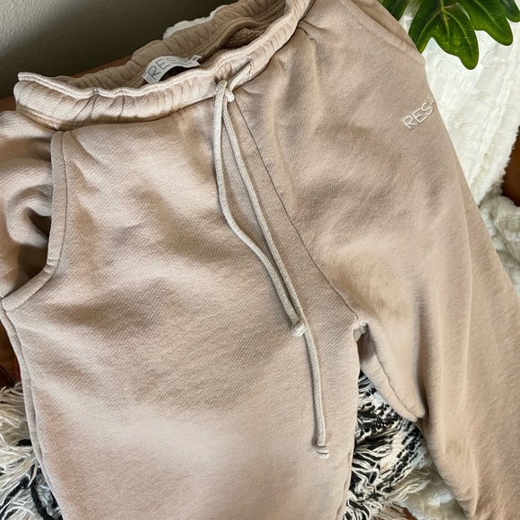 RESA Bodhi sweatpants in sand. - Picture 5 of 8